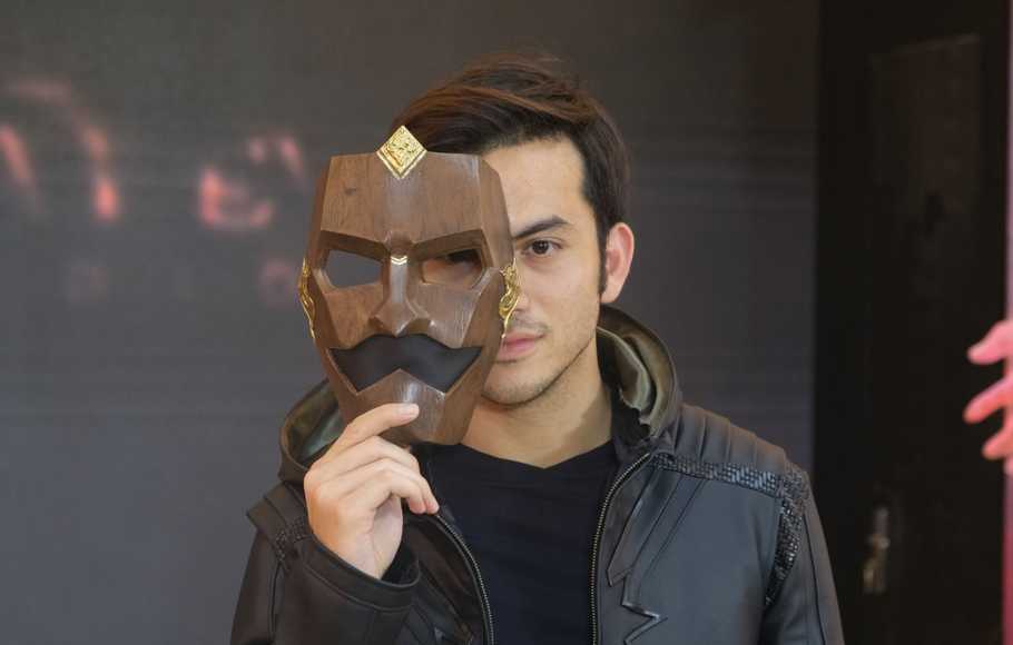 Aktor Rizky Nazar berpose sambil memegang topeng Gatotkaca di separuh bagian wajahnya